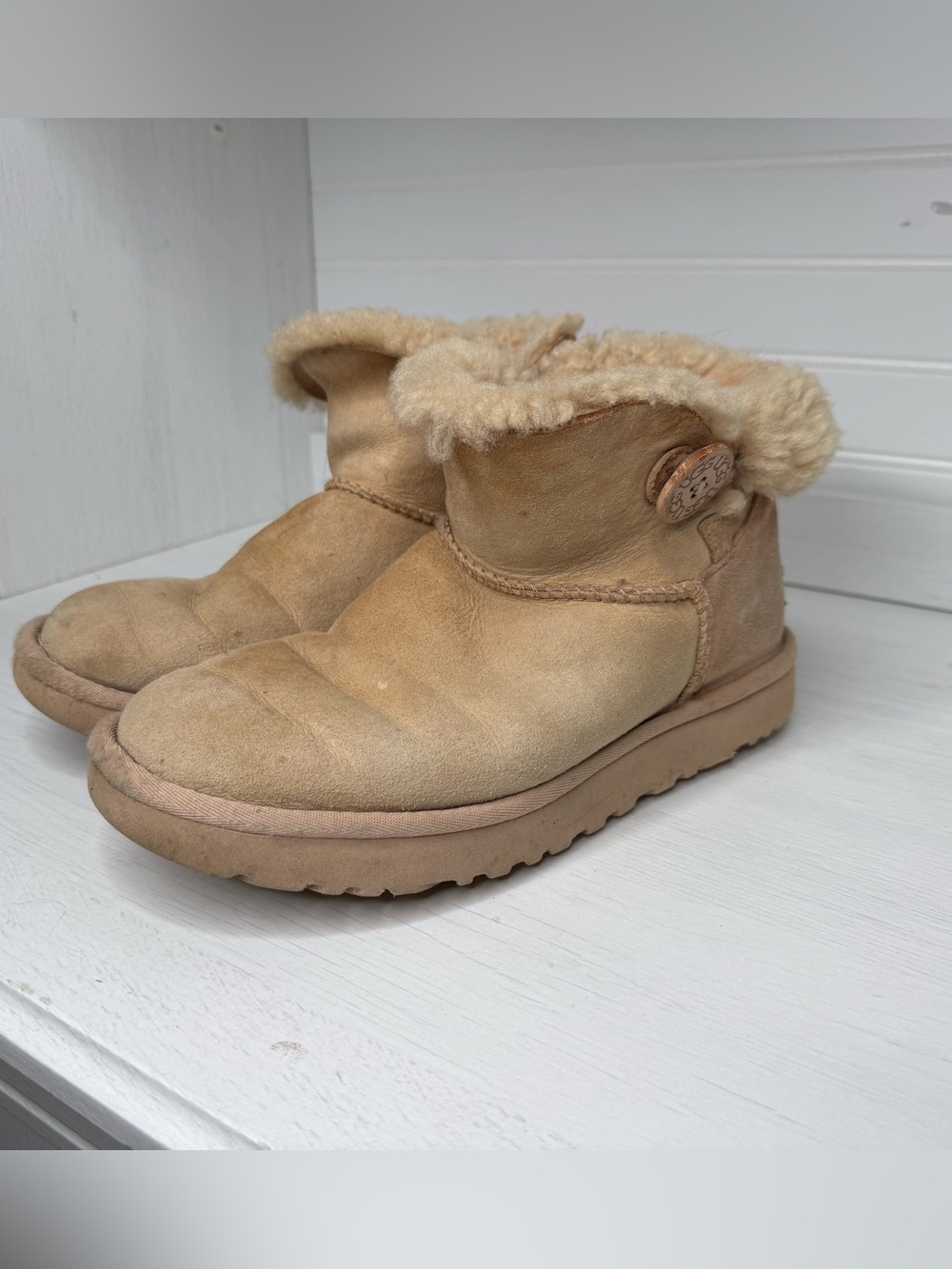 Women’s Uggs. Size 8. Cozy Suede Shearling Boots - Tan